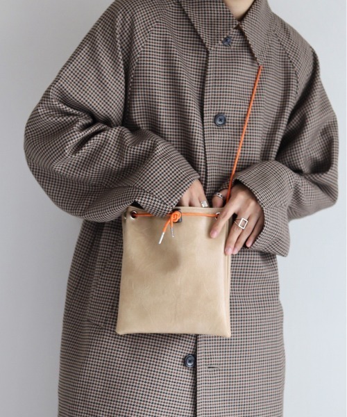 INTER FACTORY（インターファクトリー）の「WEARISTA Mr.SZK - サンドイッチショルダーバッグ　made in INTER FACTORY（ショルダーバッグ・メンズ・ブラック/ベージュ・FREE）」の2枚目の写真