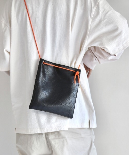 INTER FACTORY（インターファクトリー）の「WEARISTA Mr.SZK - サンドイッチショルダーバッグ　made in INTER FACTORY（ショルダーバッグ・メンズ・ブラック/ベージュ・FREE）」の5枚目の写真