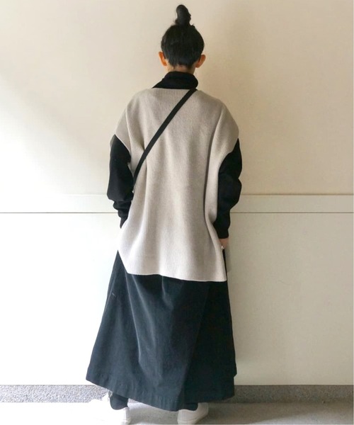 JOURNAL STANDARD LUXE（ジャーナルスタンダード　ラックス）の「アゼキョウシュク Vネックベスト◆（ベスト・レディース・チャコールグレー/ベージュ・FREE）」の21枚目の写真