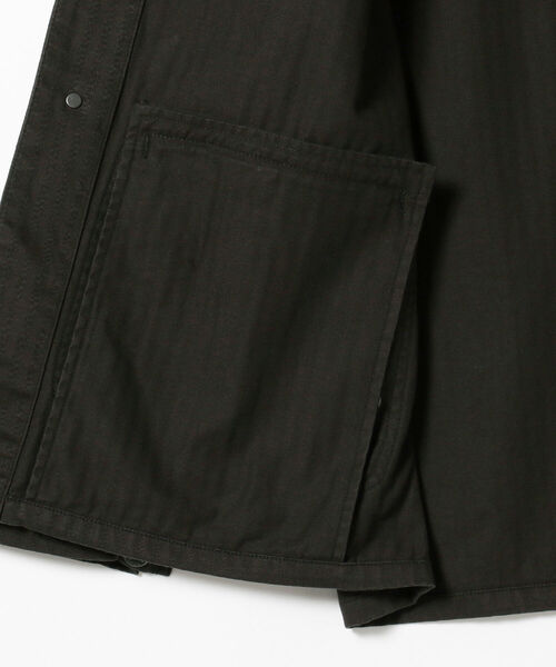 BEAMS PLUS（ビームスプラス）の「BEAMS PLUS / ヘリンボーン ツイル ミリタリー チョア ジャケット（ブルゾン・メンズ・チャコールグレー/オリーブ・SMALL/MEDIUM/LARGE/X-LARGE）」の9枚目の写真