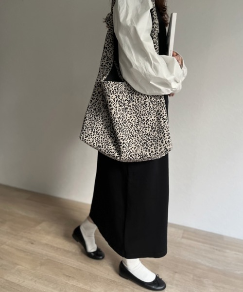 ISOOK（アイスー）の「【ZOZOTOWN限定】Leopard  tote / レオパードトート（トートバッグ・レディース・オフホワイト・FREE）」の3枚目の写真