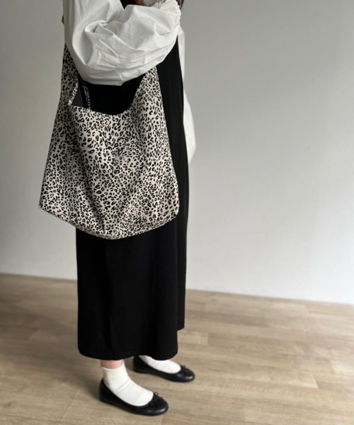 ISOOK（アイスー）の「【ZOZOTOWN限定】Leopard  tote / レオパードトート（トートバッグ・レディース・オフホワイト・FREE）」の4枚目の写真