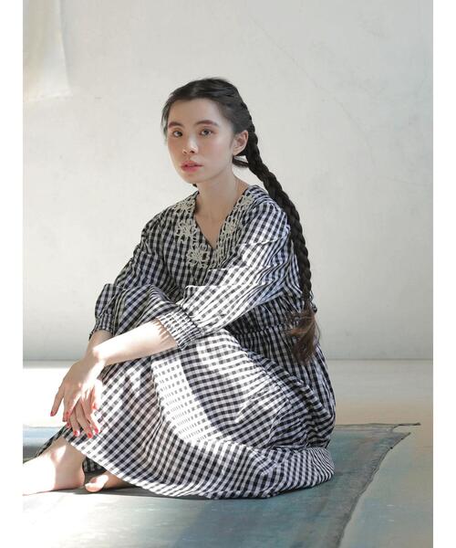 ESCAR（エスカー）の「・ESCAR ギンガム×花刺繍ワンピース（ワンピース・レディース・ブラック/グリーン・FREE）」の11枚目の写真