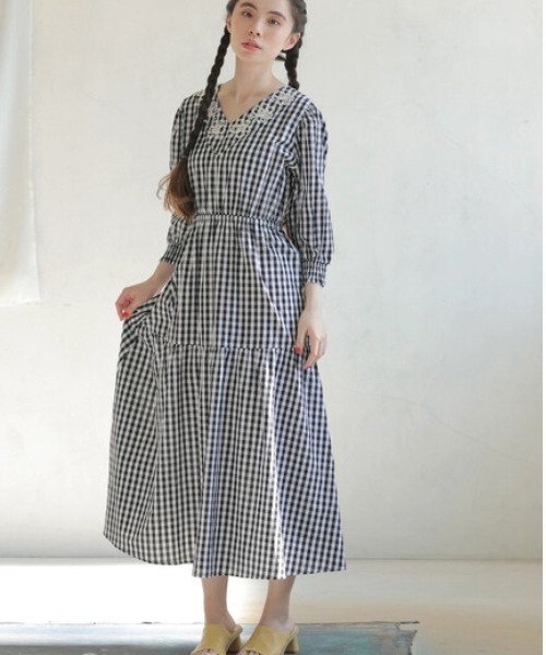 ESCAR（エスカー）の「・ESCAR ギンガム×花刺繍ワンピース（ワンピース・レディース・ブラック/グリーン・FREE）」の4枚目の写真