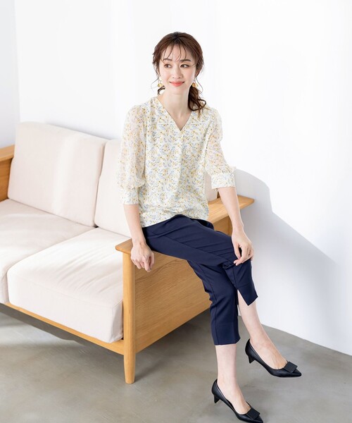 Tiaclasse(ティアクラッセ)の「【洗える】花柄Vネックブラウス(シャツ/ブラウス・レディース・ネイビー/オフホワイト/サックスブルー/ミント/イエロー/ホワイト/グリーン・M/L)」の9枚目の写真