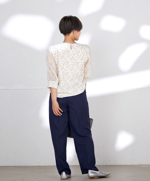 Tiaclasse(ティアクラッセ)の「【洗える】花柄Vネックブラウス(シャツ/ブラウス・レディース・ネイビー/オフホワイト/サックスブルー/ミント/イエロー/ホワイト/グリーン・M/L)」の16枚目の写真