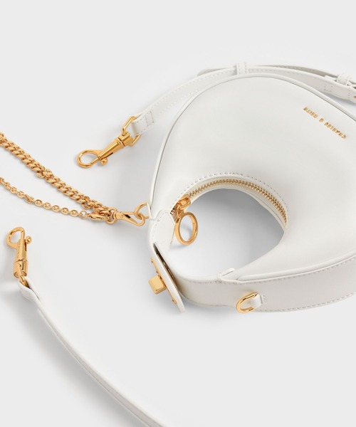 CHARLES & KEITH（チャールズ & キース）の「ミニクレッセント ホーボーバッグ / Mini Crescent Hobo Bag（ショルダーバッグ・レディース・ホワイト/ブラック/イエロー・S）」の5枚目の写真