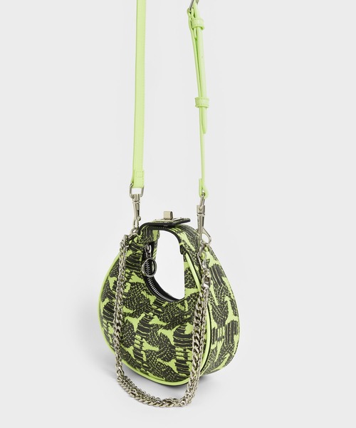 CHARLES & KEITH（チャールズ & キース）の「ミニクレッセント ホーボーバッグ / Mini Crescent Hobo Bag（ショルダーバッグ・レディース・ホワイト/ブラック/イエロー・S）」の11枚目の写真