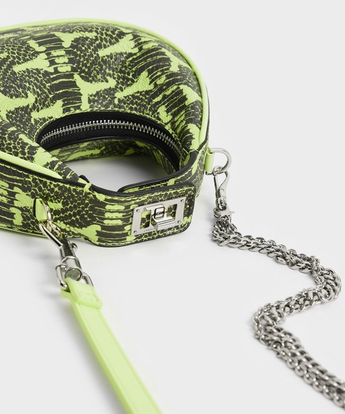 CHARLES & KEITH（チャールズ & キース）の「ミニクレッセント ホーボーバッグ / Mini Crescent Hobo Bag（ショルダーバッグ・レディース・ホワイト/ブラック/イエロー・S）」の13枚目の写真