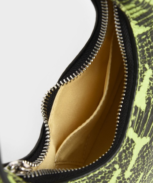 CHARLES & KEITH（チャールズ & キース）の「ミニクレッセント ホーボーバッグ / Mini Crescent Hobo Bag（ショルダーバッグ・レディース・ホワイト/ブラック/イエロー・S）」の14枚目の写真
