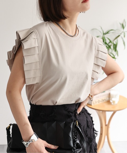 ap retro(アプレトロ)の「ショルダープリーツTEEシャツ(Tシャツ/カットソー・レディース・ホワイト/ブラック/ブルー/グリーン/ブラウン/グレイッシュベージュ・FREE)」の4枚目の写真