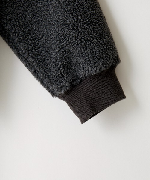 UNIVERSAL OVERALL（ユニバーサルオーバーオール）の「[UNIVERSAL OVERALL/ユニバーサルオーバーオール] 別注 ボアフリース ボンバージャケット（ブルゾン・レディース・オフホワイト/モカ/チャコール・F）」の15枚目の写真