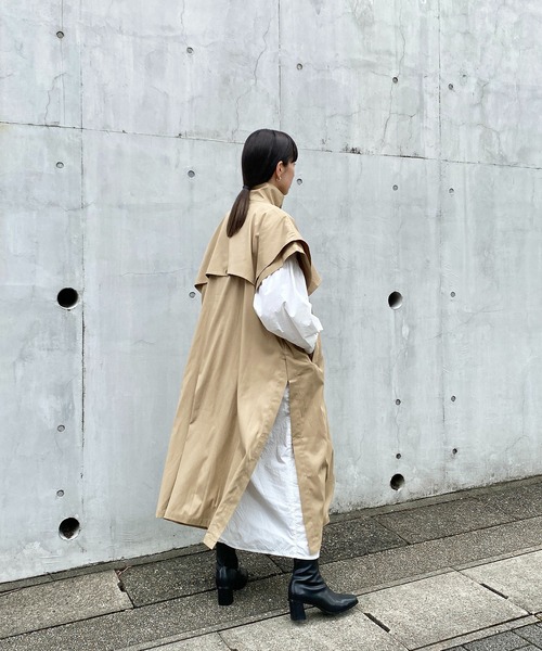 y/m by RIKA（イムバイリカ）の「シャークスキンスリーブレスコート（その他アウター・レディース・ベージュ・FREE）」の7枚目の写真