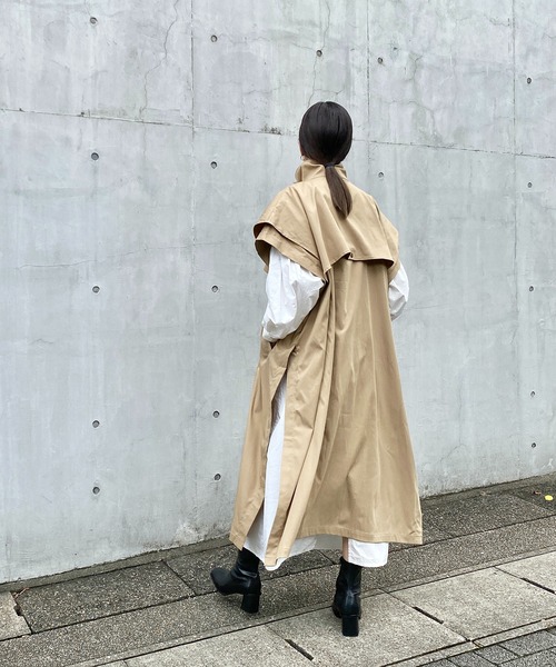 y/m by RIKA（イムバイリカ）の「シャークスキンスリーブレスコート（その他アウター・レディース・ベージュ・FREE）」の9枚目の写真