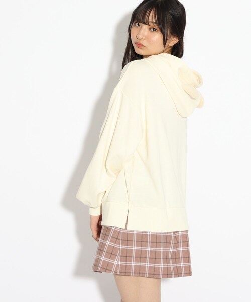 PINK-latte(ピンクラテ)の「◆裏毛くま耳ワンポイントパーカー(パーカー・キッズ・ダークブラウン/ベージュ/アイボリー・15 /14/16)」の22枚目の写真