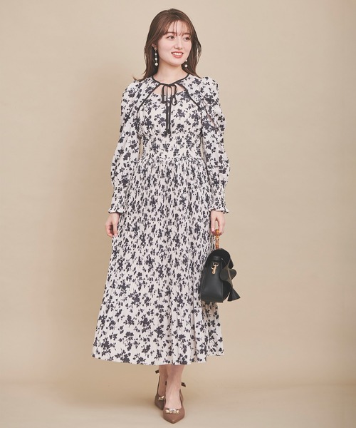 31 Sons de mode（トランテアン　ソン　ドゥ　モード）の「デコルテ開き花柄プリーツワンピース（ワンピース・レディース・クリーム/ラベンダー・38/36）」の2枚目の写真