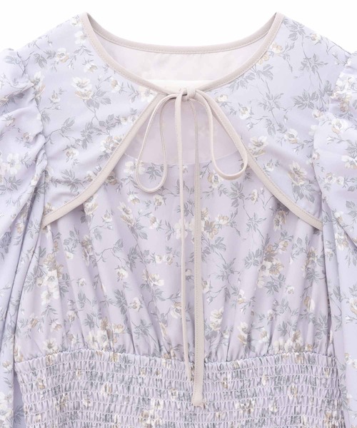 31 Sons de mode（トランテアン　ソン　ドゥ　モード）の「デコルテ開き花柄プリーツワンピース（ワンピース・レディース・クリーム/ラベンダー・38/36）」の17枚目の写真