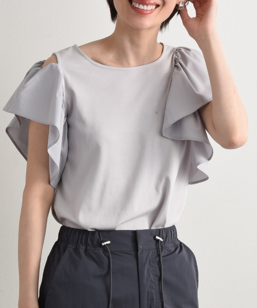 INTERPLANET(インタープラネット)の「アシメスリットショルダーフリルプルオーバー(Tシャツ/カットソー・レディース・ブラック/オフホワイト/チャコールグレー/ライトグレー・FREE)」の2枚目の写真