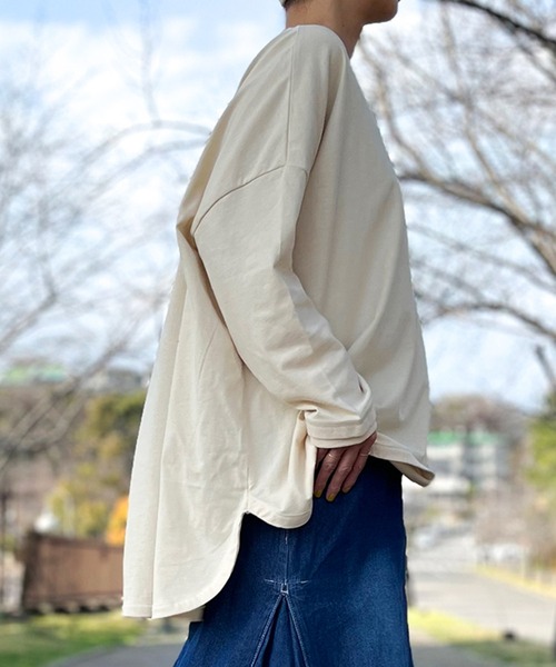 folka（フォルカ）の「3- 綿100% 裾ラウンド サイドスリット ワイド ロング Tシャツ（Tシャツ/カットソー・レディース・グレイッシュベージュ/ブラック/ナチュラル/モカ・ONE SIZE）」の4枚目の写真