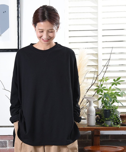 folka（フォルカ）の「3- 綿100% 裾ラウンド サイドスリット ワイド ロング Tシャツ（Tシャツ/カットソー・レディース・グレイッシュベージュ/ブラック/ナチュラル/モカ・ONE SIZE）」の2枚目の写真