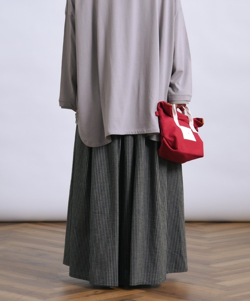 folka（フォルカ）の「3- 綿100% 裾ラウンド サイドスリット ワイド ロング Tシャツ（Tシャツ/カットソー・レディース・グレイッシュベージュ/ブラック/ナチュラル/モカ・ONE SIZE）」の20枚目の写真