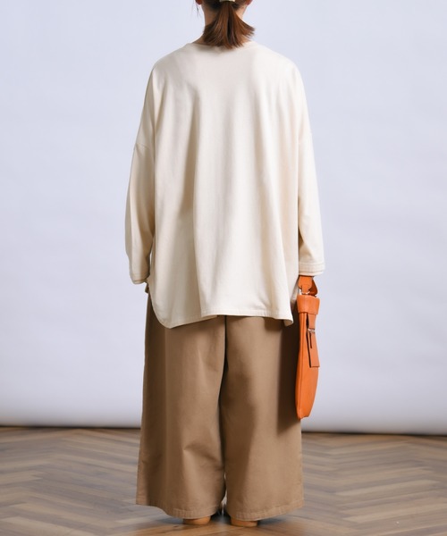 folka（フォルカ）の「3- 綿100% 裾ラウンド サイドスリット ワイド ロング Tシャツ（Tシャツ/カットソー・レディース・グレイッシュベージュ/ブラック/ナチュラル/モカ・ONE SIZE）」の22枚目の写真