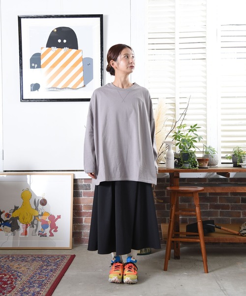 folka（フォルカ）の「3- 綿100% 裾ラウンド サイドスリット ワイド ロング Tシャツ（Tシャツ/カットソー・レディース・グレイッシュベージュ/ブラック/ナチュラル/モカ・ONE SIZE）」の6枚目の写真