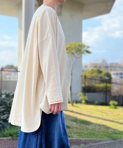 folka（フォルカ）の「3- 綿100% 裾ラウンド サイドスリット ワイド ロング Tシャツ（Tシャツ/カットソー・レディース・グレイッシュベージュ/ブラック/ナチュラル/モカ・ONE SIZE）」の11枚目の写真