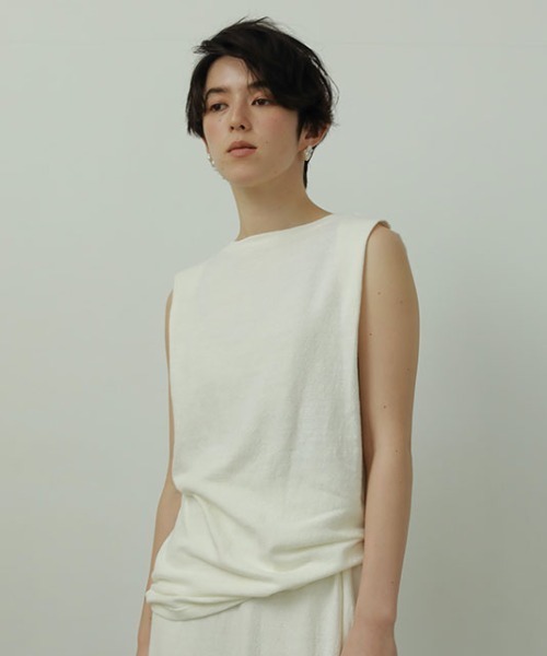 ETRE TOKYO(エトレトウキョウ)の「【ZOZO限定カラー】ショルダータックネップトップス(Tシャツ/カットソー・レディース・チャコール/ベージュ/ホワイト・FREE)」の2枚目の写真