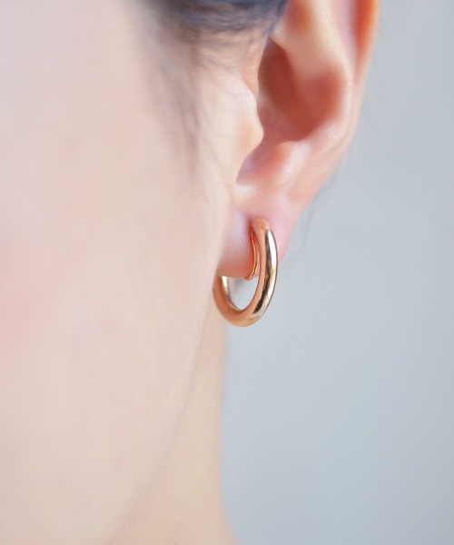 Fun & Daily（ファンアンドデイリー）の「F&D : メタルカーブイヤリング（イヤリング・レディース・シルバー/ゴールド・FREE）」の4枚目の写真