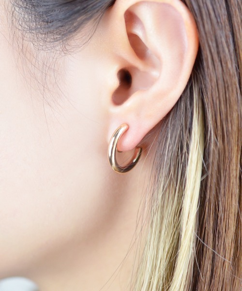 Fun & Daily（ファンアンドデイリー）の「F&D : メタルカーブイヤリング（イヤリング・レディース・シルバー/ゴールド・FREE）」の6枚目の写真