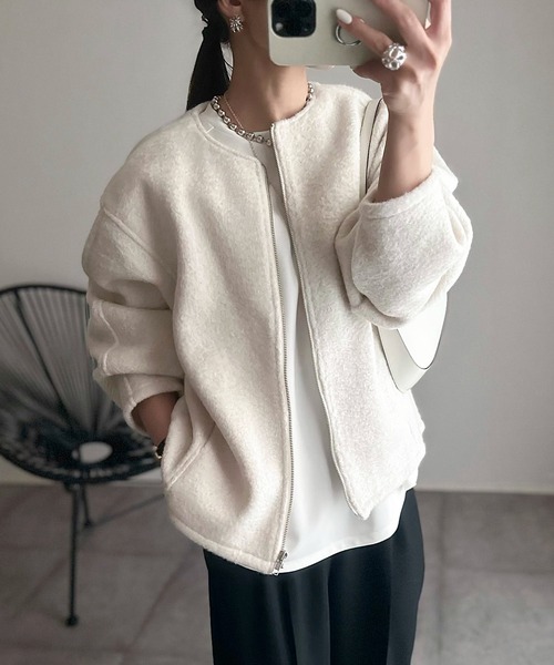 エミ✨未使用　ecoダンボールノーカラーブルゾンクロップドバルーン裾　白　完売品 セール】圧縮ブークレノーカラーブルゾン（ブルゾン）｜andme