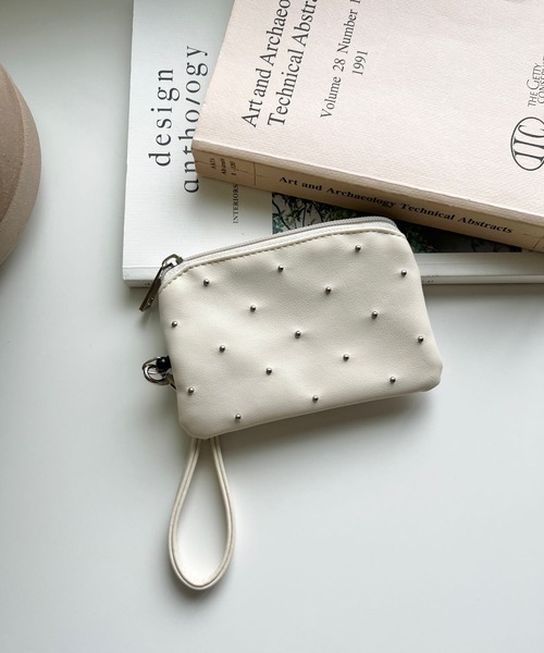 Me%（ミィパーセント）の「ドットスタッズリールパスケース　984246（パスケース・レディース・グレー/アイボリー/ブラック・FREE）」の2枚目の写真