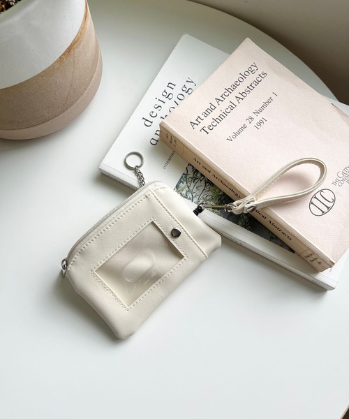 Me%（ミィパーセント）の「ドットスタッズリールパスケース　984246（パスケース・レディース・グレー/アイボリー/ブラック・FREE）」の4枚目の写真