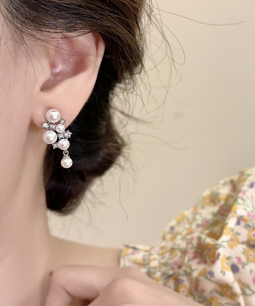 Lace Ladies(レースレディース)の「パール × ビジュー ビッグモチーフ ピアス イヤリング(ピアス(両耳用)・レディース・シルバー系1/シルバー系2・FREE)」の1枚目の写真
