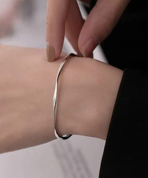 TONE SELECT GOODS（トーンセレクトグッズ）の「【float】シンプル メタル ツイスト バングル（バングル/リストバンド・レディース・シルバー/ゴールド・FREE）」の2枚目の写真