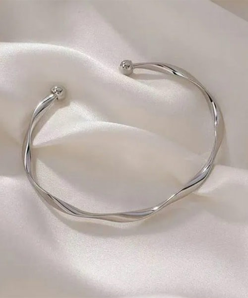 TONE SELECT GOODS（トーンセレクトグッズ）の「【float】シンプル メタル ツイスト バングル（バングル/リストバンド・レディース・シルバー/ゴールド・FREE）」の6枚目の写真