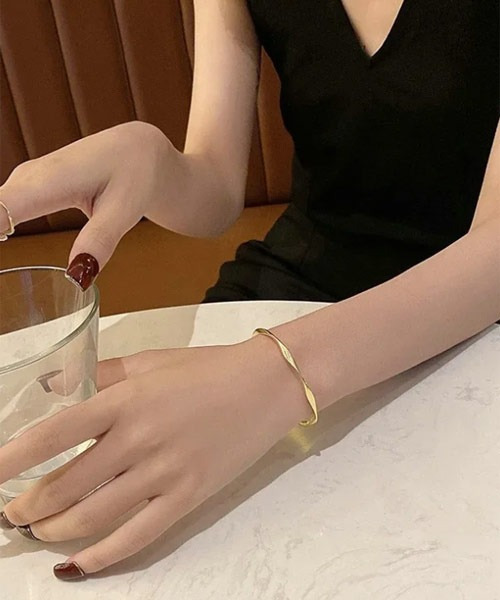 TONE SELECT GOODS（トーンセレクトグッズ）の「【float】シンプル メタル ツイスト バングル（バングル/リストバンド・レディース・シルバー/ゴールド・FREE）」の4枚目の写真