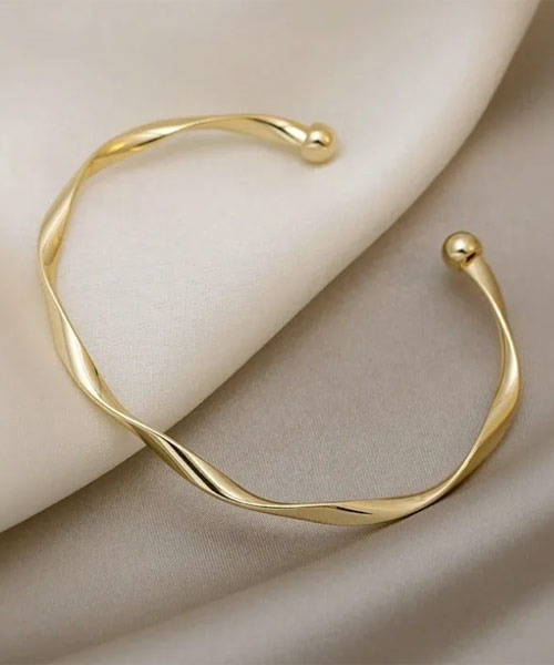 TONE SELECT GOODS（トーンセレクトグッズ）の「【float】シンプル メタル ツイスト バングル（バングル/リストバンド・レディース・シルバー/ゴールド・FREE）」の3枚目の写真