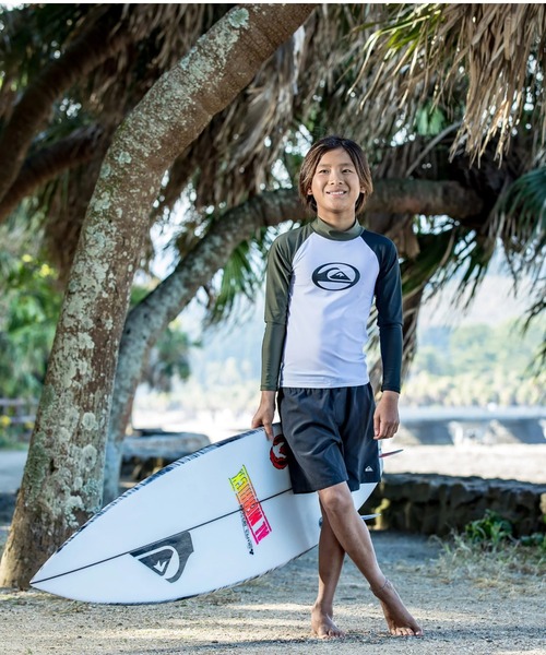 Quiksilver（クイックシルバー）の「SATURN LR YOUTH/クイックシルバーキッズ長袖ワンポイントロゴラッシュガード(水着)（ラッシュガード・キッズ・ホワイト/ブラック系その他/ブラック/カーキ・110/120/130/140/160/150）」の3枚目の写真