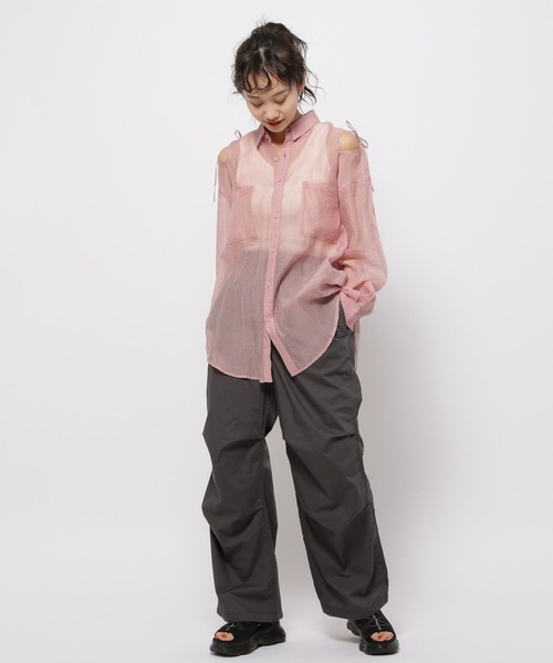 niko and...（ニコアンド）の「スリットシアーBIGシャツ（シャツ/ブラウス・レディース・チャコール/アイボリー/ピンク/イエロー・FREE）」の7枚目の写真