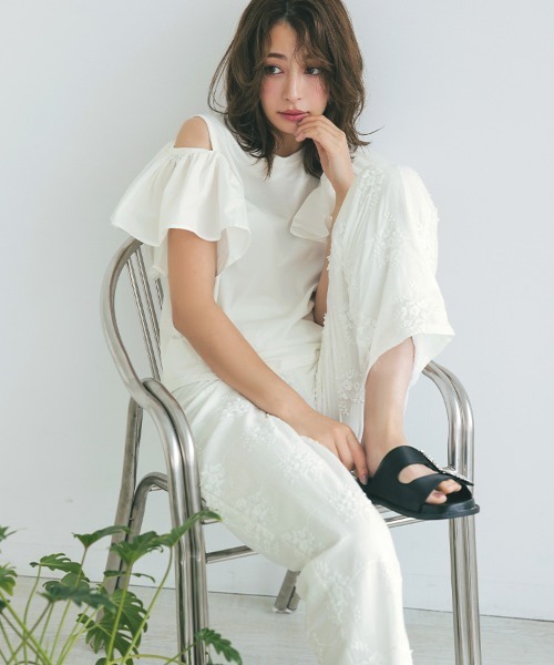 DONOBAN(ドノバン)の「フリルショルダーTee(Tシャツ/カットソー・レディース・ホワイト/ブラック・F)」の6枚目の写真