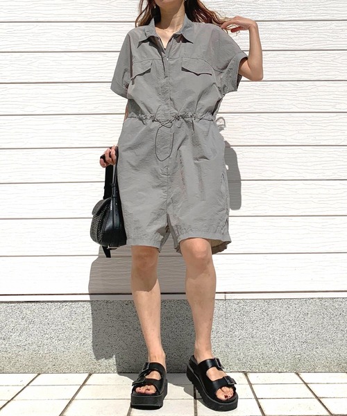 Q（キュー）の「サファリショートコンビネゾン（つなぎ/オールインワン・レディース・ライトグレー/オリーブ・MEDIUM）」の2枚目の写真