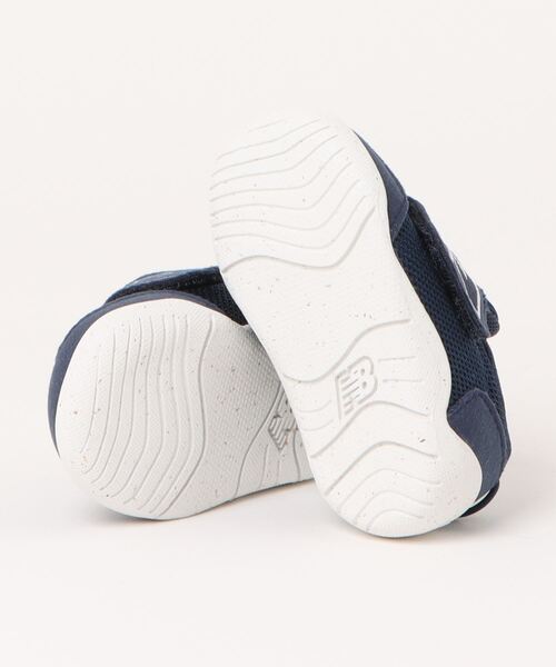 NEW BALANCE（ニューバランス）の「new balance ニューバランス NEW-B FIRST (NW1ST)【パカっと開く両開きベルト/脱ぎ履き簡単】ベビースニーカー ファーストシューズ 730540（スニーカー・キッズ・ピンク/ネイビー・11cm/11.5cm/12cm/12.5cm/13.0cm/13.5cm/14.0cm）」の3枚目の写真