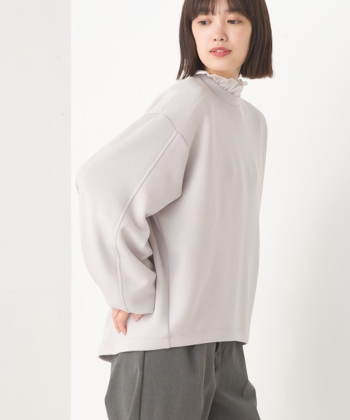 OMNES(オムネス)の「ソフトダンボールニットバックジップボリューム袖プルオーバー(Tシャツ/カットソー・レディース・モカ/ブラック/オフホワイト/グレイッシュベージュ・FREE)」の4枚目の写真
