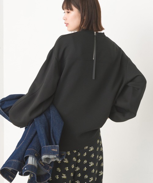 OMNES(オムネス)の「ソフトダンボールニットバックジップボリューム袖プルオーバー(Tシャツ/カットソー・レディース・モカ/ブラック/オフホワイト/グレイッシュベージュ・FREE)」の2枚目の写真