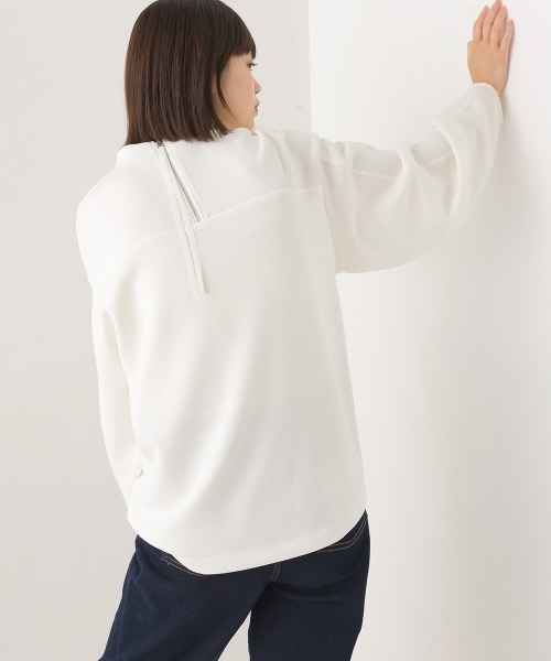 OMNES(オムネス)の「ソフトダンボールニットバックジップボリューム袖プルオーバー(Tシャツ/カットソー・レディース・モカ/ブラック/オフホワイト/グレイッシュベージュ・FREE)」の17枚目の写真