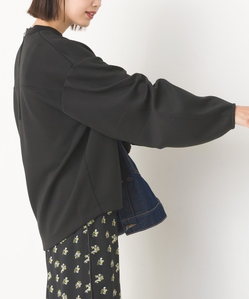 OMNES(オムネス)の「ソフトダンボールニットバックジップボリューム袖プルオーバー(Tシャツ/カットソー・レディース・モカ/ブラック/オフホワイト/グレイッシュベージュ・FREE)」の20枚目の写真