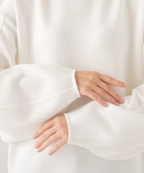 OMNES(オムネス)の「ソフトダンボールニットバックジップボリューム袖プルオーバー(Tシャツ/カットソー・レディース・モカ/ブラック/オフホワイト/グレイッシュベージュ・FREE)」の10枚目の写真