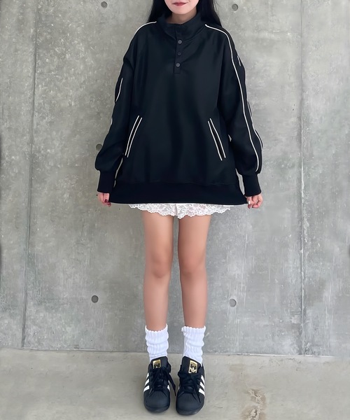 ALLuRing ChaRm（アリュリングチャーム）の「Side Line High Neck Over Sweat / サイドラインハイネックスウェット（スウェット・レディース・ブラック/グレー・M/L）」の11枚目の写真